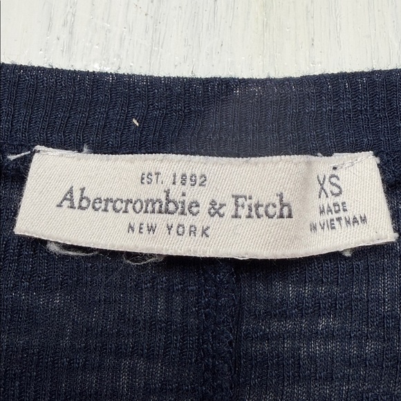 Abercrombie & Fitch Navy Blue Graphic High-Low Long Sleeve Top Sz XS - Picture 2 of 10